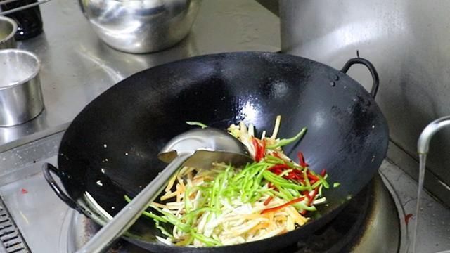 2个茄子1个西红柿,大厨教你家常炒茄丝,颜色不黑不油腻,真好吃