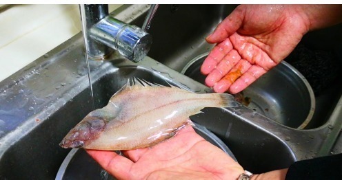 炸鱼时,直接下锅炸就错了饭店都这样做,出锅又酥又脆还不腥气