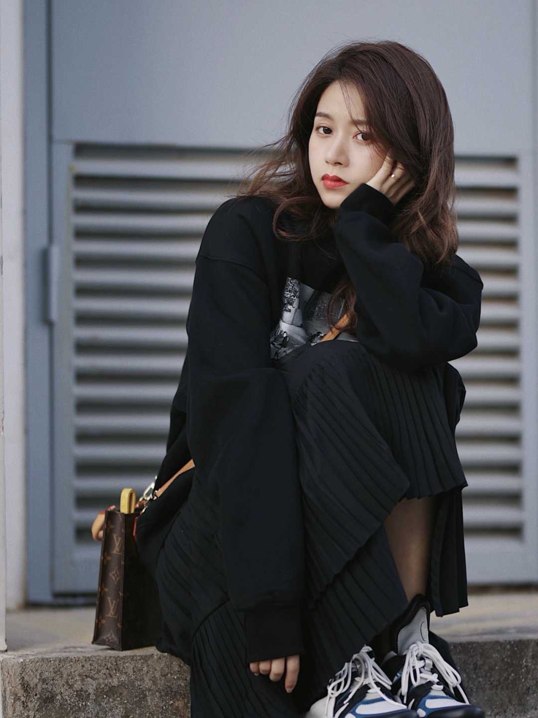 卫衣|黑色半身裙的万能搭配公式全在这,喜欢简约风格的,来这里集合了