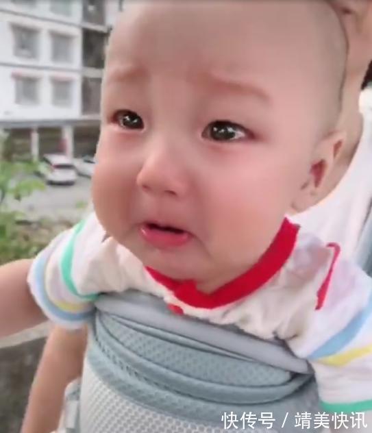 玩笑|妈妈回家路上遇到宝宝,假装不认识,宝宝委屈的小表情让人心疼