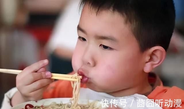 炸鸡|儿科主任呼吁停止食用,常吃易伤害孩子发育,提醒:赶紧撤下餐桌