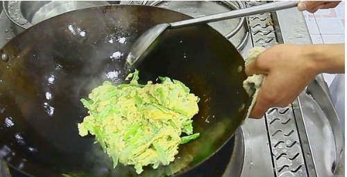 分享|苦瓜炒鸡蛋怎样炒苦瓜不苦,鸡蛋滑嫩?厨师长分享技巧,家常实用