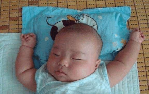宝宝们|新生儿睡觉时，为什么喜欢“双手举高高”宝妈看完就会恍然大悟
