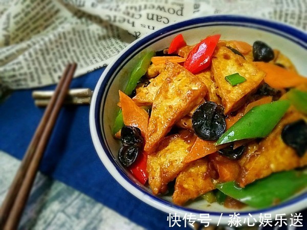 豆腐此做法比肉都好吃,外酥里嫩,两块钱一大盘,全家抢着吃