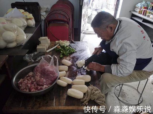 李师傅|51岁厨师徒弟和72岁师傅搭班做宴席,两人一天挣300元