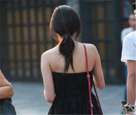 完美|街拍:穿黑色连衣裙的时尚小姐姐,彰显完美的女神气质