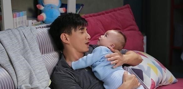 爸爸|爷爷嫌爸爸抱娃像“端菜”,抢来抱姿势更“豪横”,宝妈笑得刀口疼