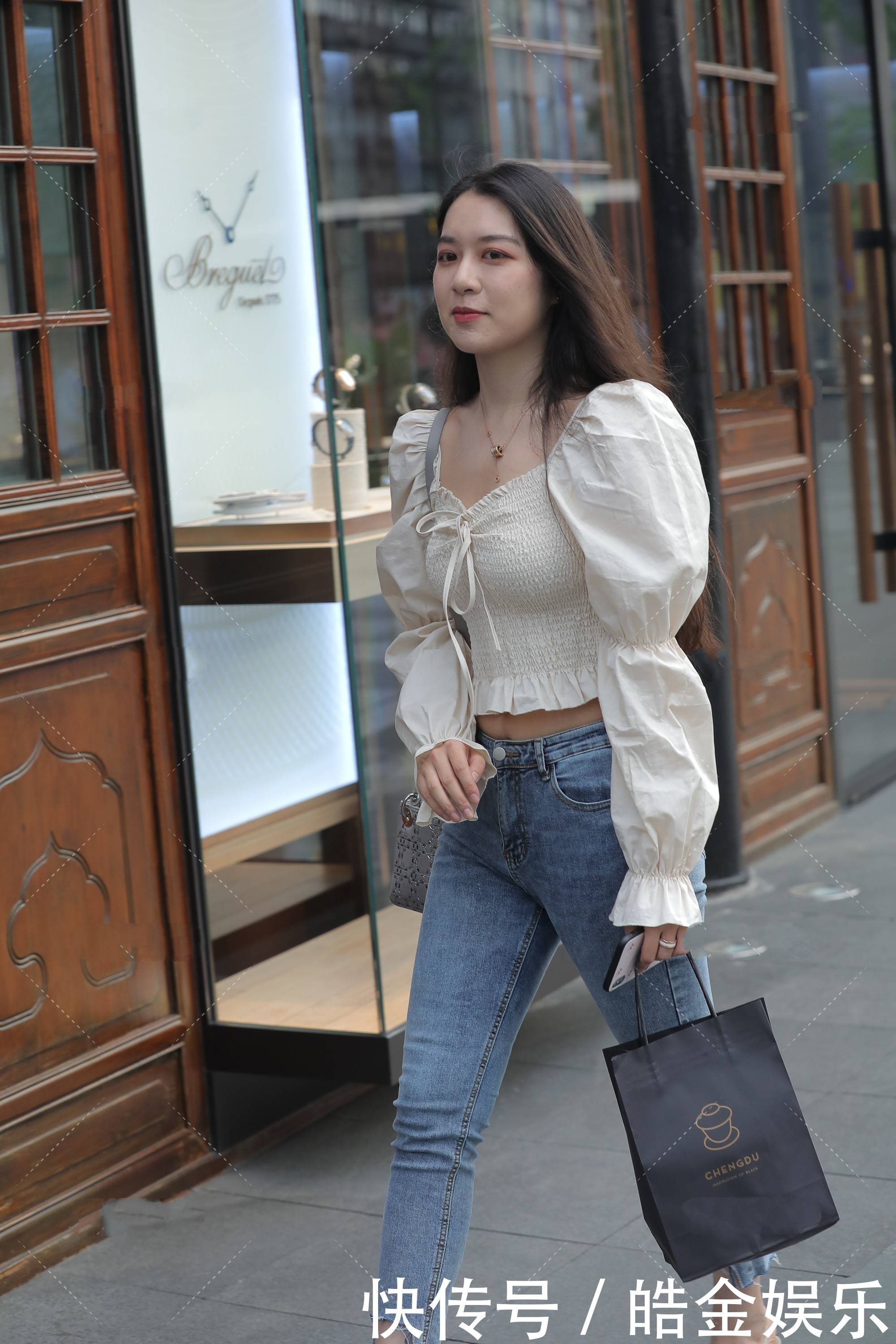 成熟风的小姐姐,气场实在强大,满身贵气,好难追到手的样子