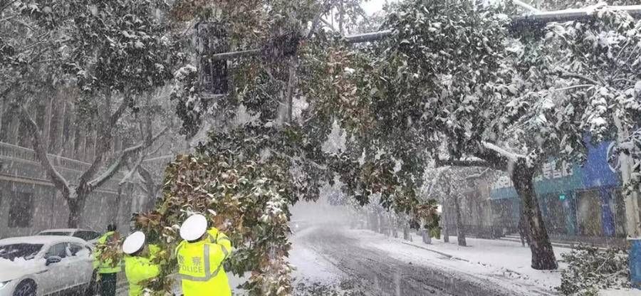 济南|大雪中，济南交警这些守护的身影真美