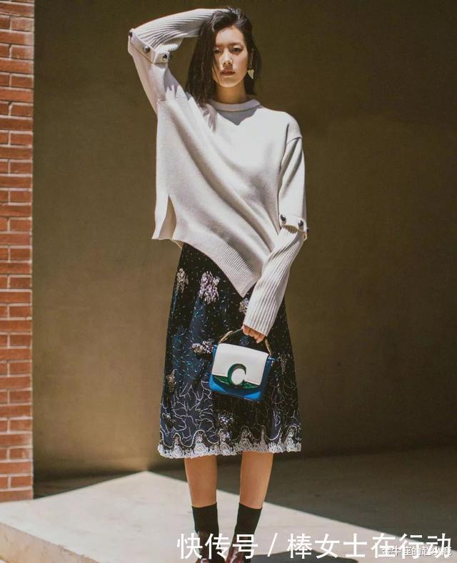 高级|秋冬季,毛衣就买这3个高级色,显白还减龄,穿几年都不过时