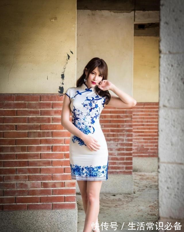 女性 旗袍可以将女性的典雅与悠扬呈现,搭配一双白色高跟鞋知性典雅!