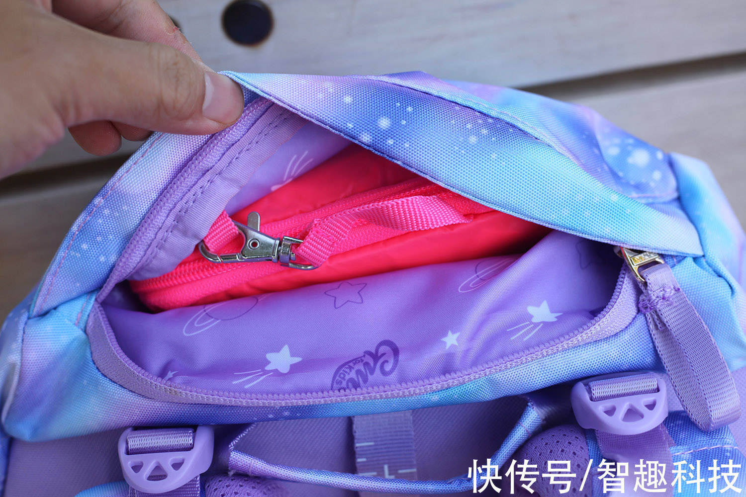 魔术贴 一千多的书包用着啥感受?居然能靠变形陪伴孩子成长