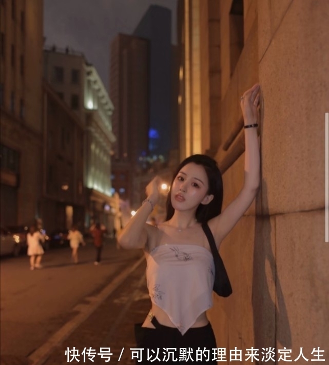 小姐姐|复古风手巾型吊带配低腰裤子,清爽凉快又性感!