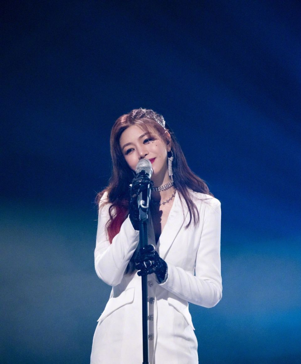 杜华 姐姐2成低配版101?容祖儿被指像吴宣仪,而她两像孪生姐妹