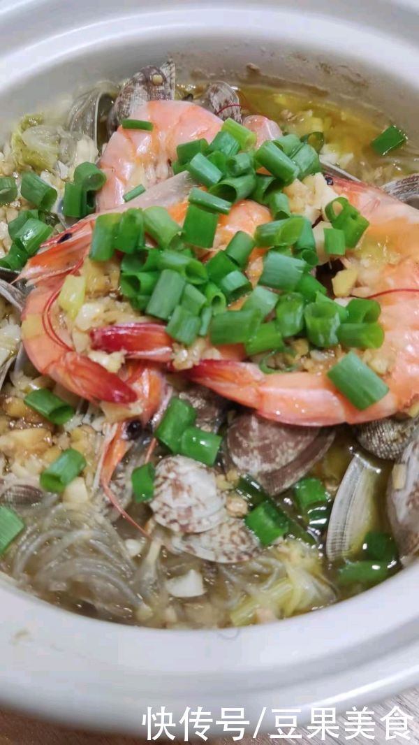 巨下饭|#巨下饭的家常菜#蒜蓉花蛤粉丝煲，就是有点废蒜