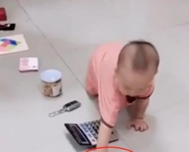 小王|全家围观孩子“抓周”,宝宝径直爬向这玩意,奶奶低呼这下完了