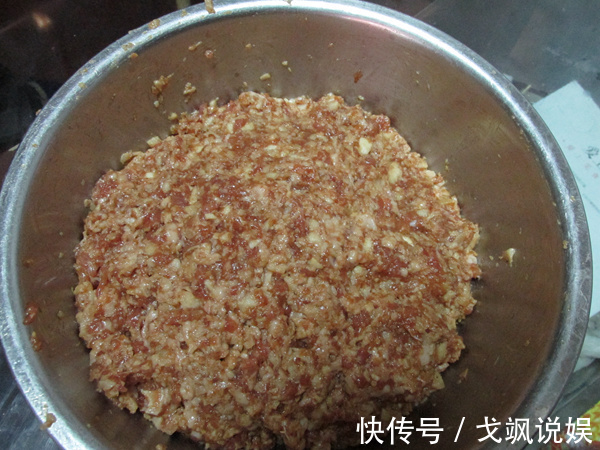 在家这样做狮子头，肉质鲜嫩有营养，隔三差五做，简单易学又下饭