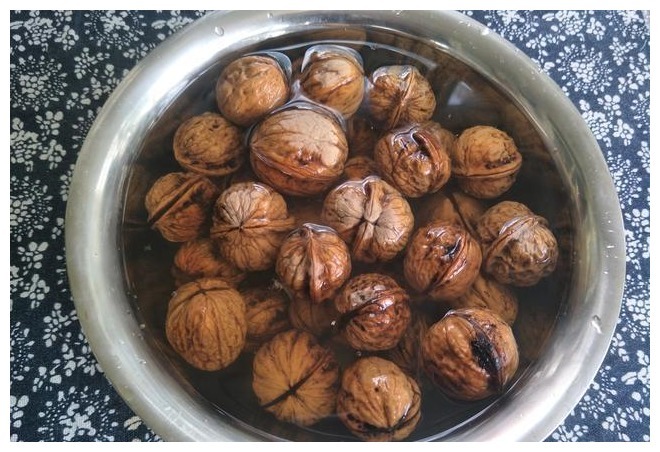 核桃好吃难去壳,试试放锅蒸一蒸,核桃皮容易去,核桃完整不易碎