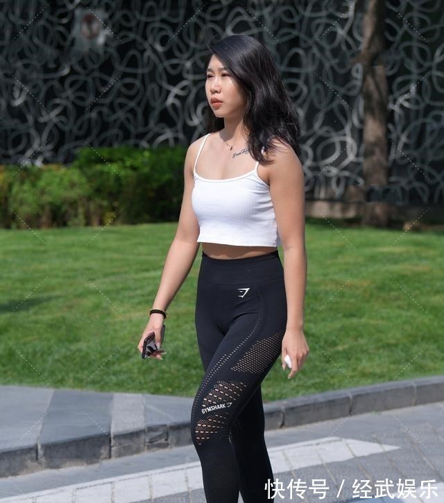 紧身 时髦个性的打底裤让你出街魅力吸睛,打造不一样的时尚感!