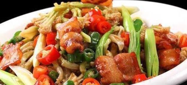 美食:香菇蒸鸡,香辣肉丝,肉片炒菜花,高升鸡翅