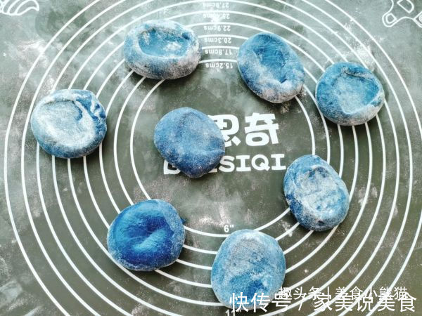 超级好看的星空雪媚娘做法自己在家就能做，软糯香甜，美味点心