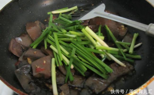 鲜香|炒猪血,不要切了就炒!牢记一个重要步骤,猪血鲜香不腥,好吃
