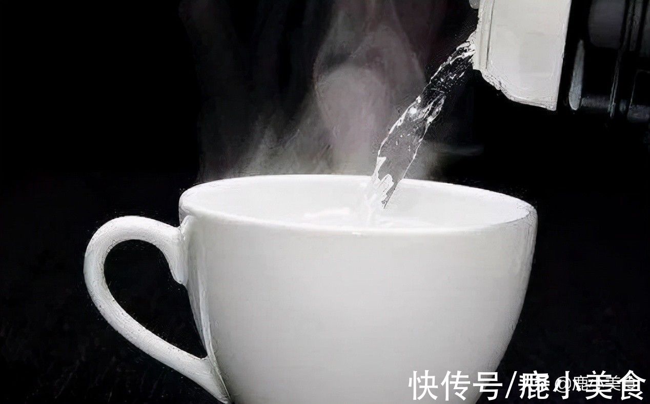 母乳|宝宝第一口辅食吃蛋黄还是“米粉”？新手妈妈要知道，一分钟了解