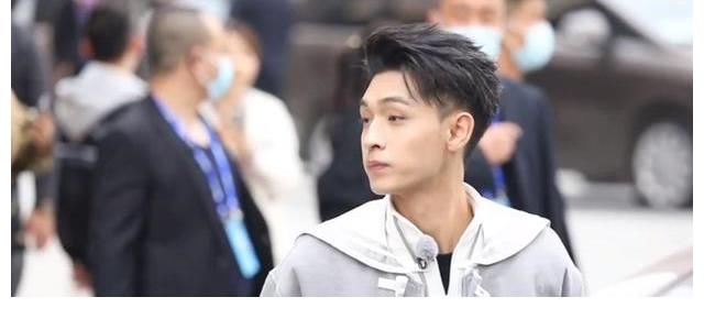 奔跑吧|秦霄贤参与《奔跑吧》录制,与杨颖等演员同框,网友:老秦真厉害