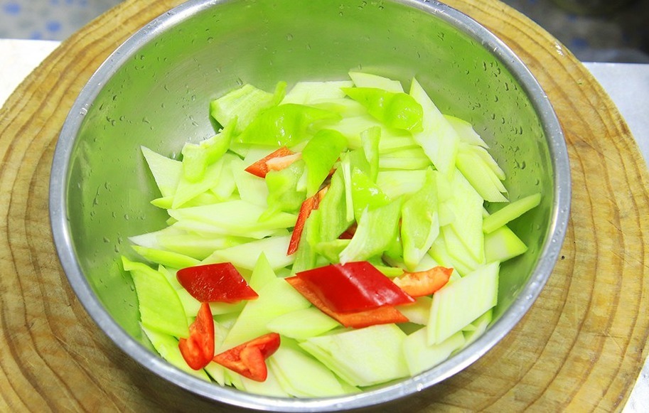 清炒芥兰很多人第一步就做错了，难怪发苦又变色，厨师长教你技巧