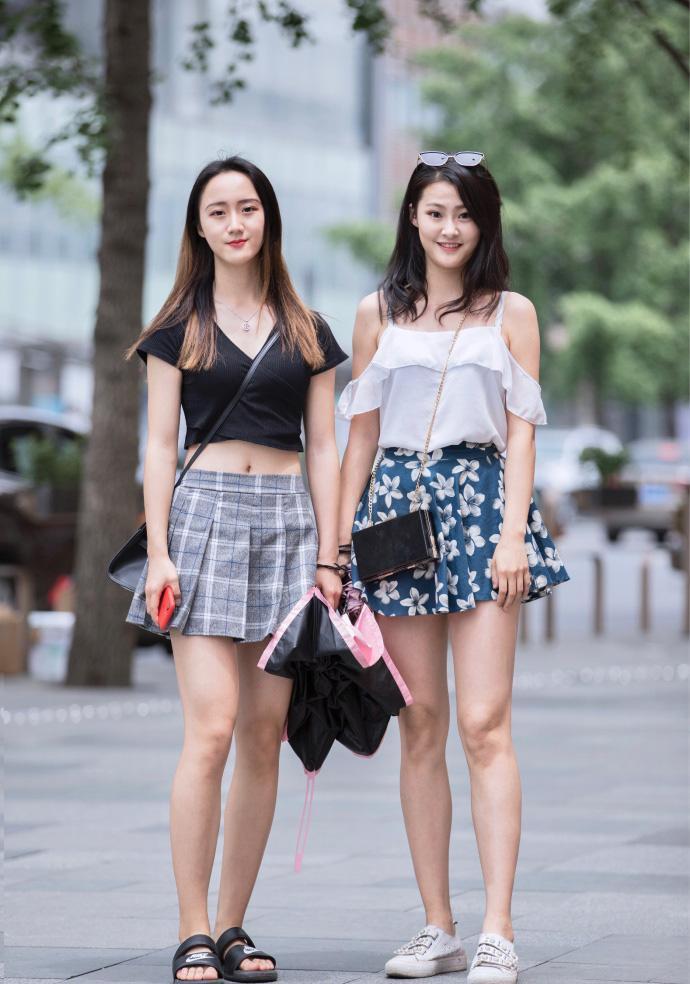 街拍：美女看起来很有都市丽人的感觉，黑色连衣裙优雅大方