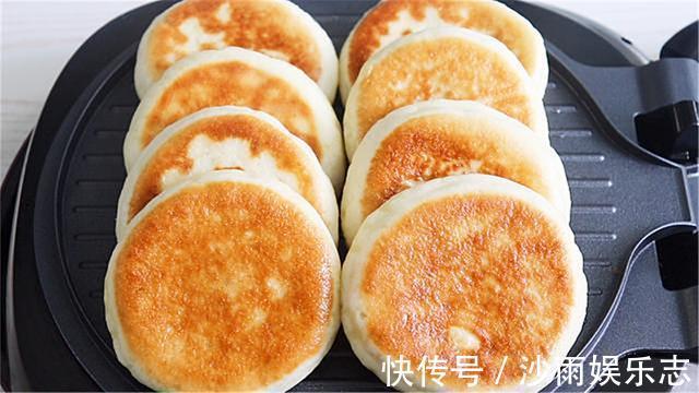 发面饼最好吃的家常做法,蓬松柔软又香甜,比馅饼好吃多了