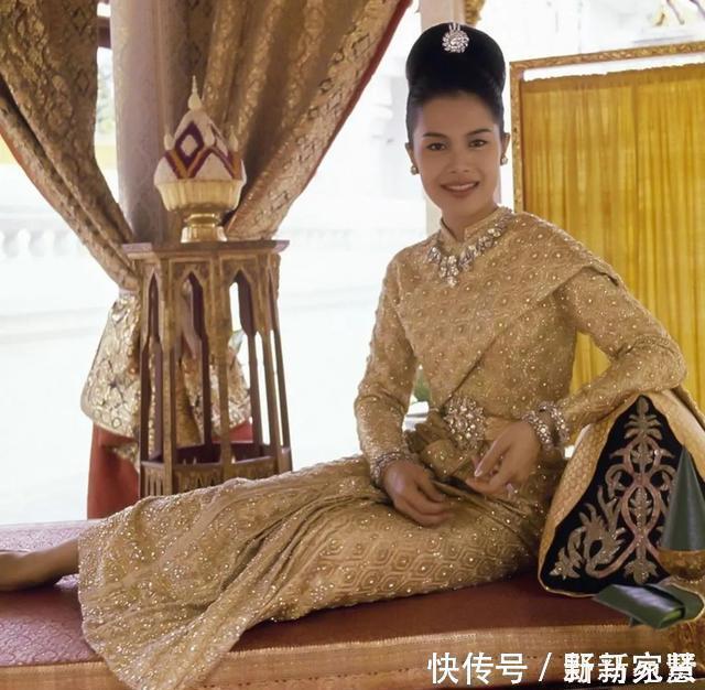 皇冠 西拉米学婆婆将“胸针”戴头上,露半边香肩,竟比玛蒂尔德更惊艳