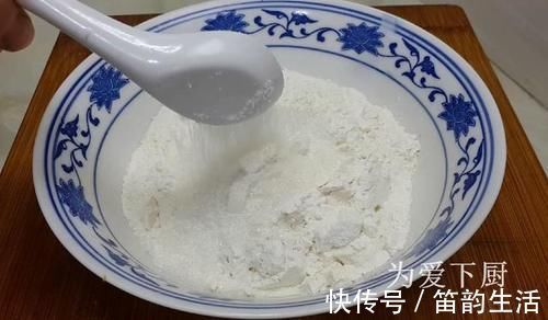 在家面粉别炸油条了，开水一烫，比蛋糕烧饼还香，真的非常美味