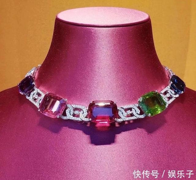 奢华的珠宝套链比项链的做工更难,选石更苛刻,成为最耀眼的存在