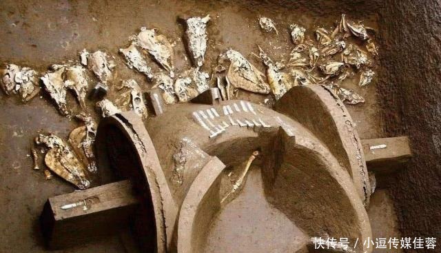 打野鸡|盗墓贼进村“盗墓”,挖出一把7斤黄金剑,“地下交易”时被抓获