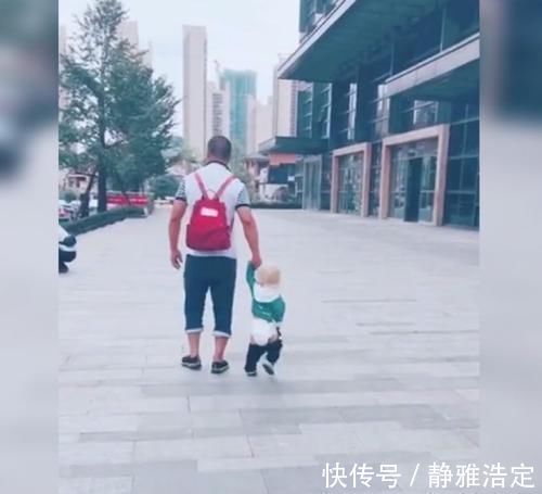 爸爸|亲爸带娃逛街,娃的裤子始终没机会提上去,网友回家肯定跪榴莲