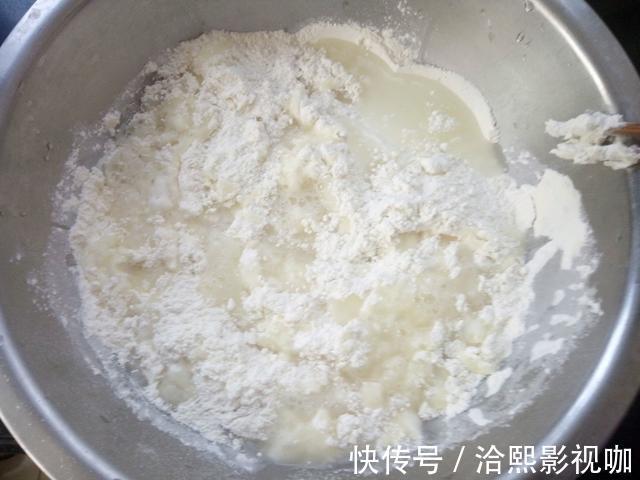 超快手的早餐油炸饼，开水一烫，空心鼓泡，外脆内软比油条还好吃