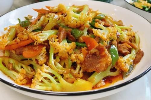 入味|炒花菜，过油还是焯水？都错了，教你一招，花菜香香脆脆很入味
