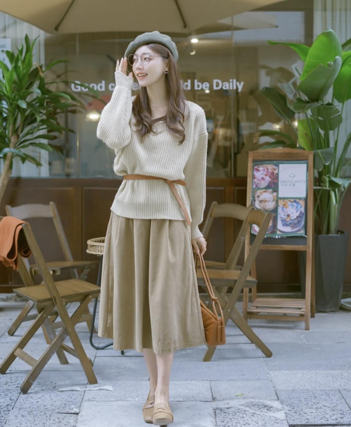 百搭 初冬还是要学一学毛衣搭配，简约高级还暖和，时髦百搭不挑人