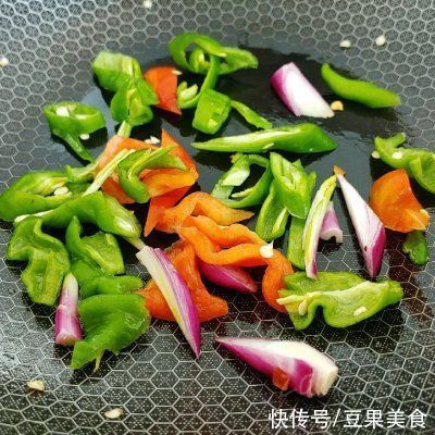 保留|餐桌上的保留项目酸柿辣椒爆甘蓝，隔段时间就做一次