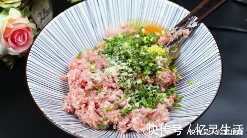 猪肉丸|炸肉丸子时，记住“这3个小技巧”，丸子酥香松软，久放也不变硬