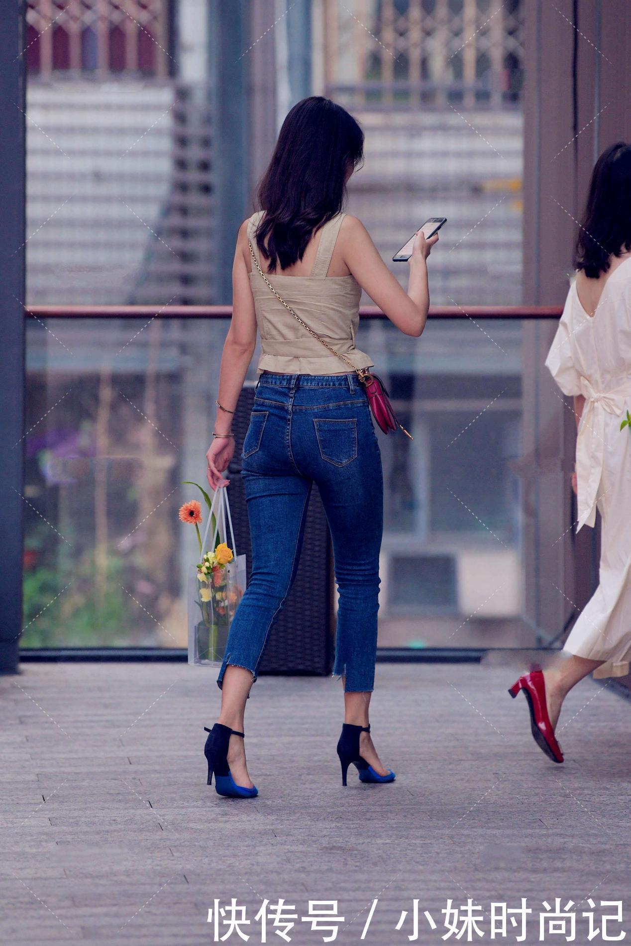 街拍:浅咖色无袖上衣, 搭配红色链条包, 时尚又洋气