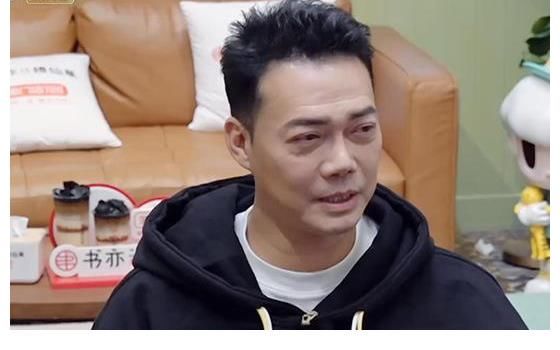 陈小春遭遇财政滑铁卢,结错钱被兄弟追着教育,还套路前辈入股