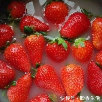 加盐|洗草莓时，只会加盐就错了！教你一招，快速洗净草莓，吃着更放心
