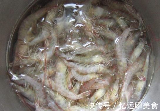 40年大厨:不管煮什么虾,出锅之前多加一步!虾肉鲜嫩无腥味