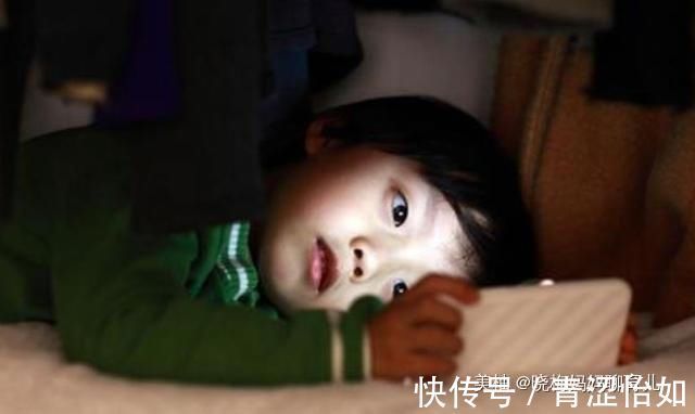 父母|孩子长期沉迷电子产品危害大,小小年纪就近视,父母应该如何引导