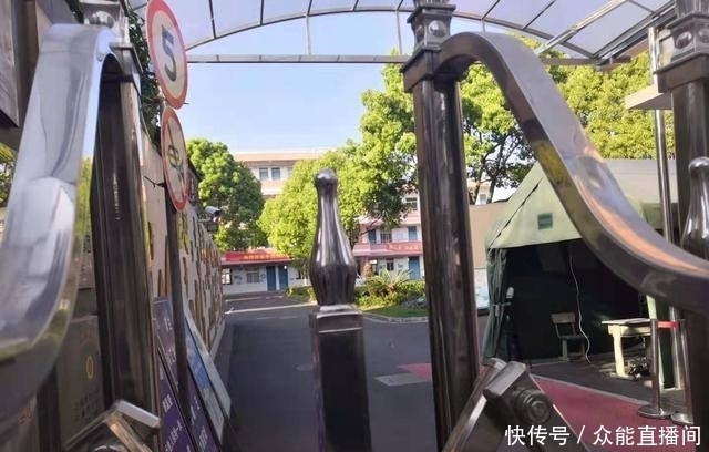 路过三十年前的小学母校,差点没认出来