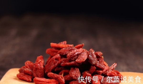 好处|每天睡前吃几粒枸杞,坚持一个月后,除了降压降糖,还有3大好处