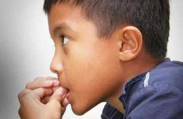 习惯性|为什么孩子总爱“咬指甲”?是什么原因?将来都逃不过这几种结局