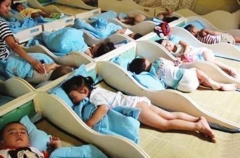 家长群|幼儿园老师发孩子午睡照片,看到照片后,家长群里却闹腾了起来